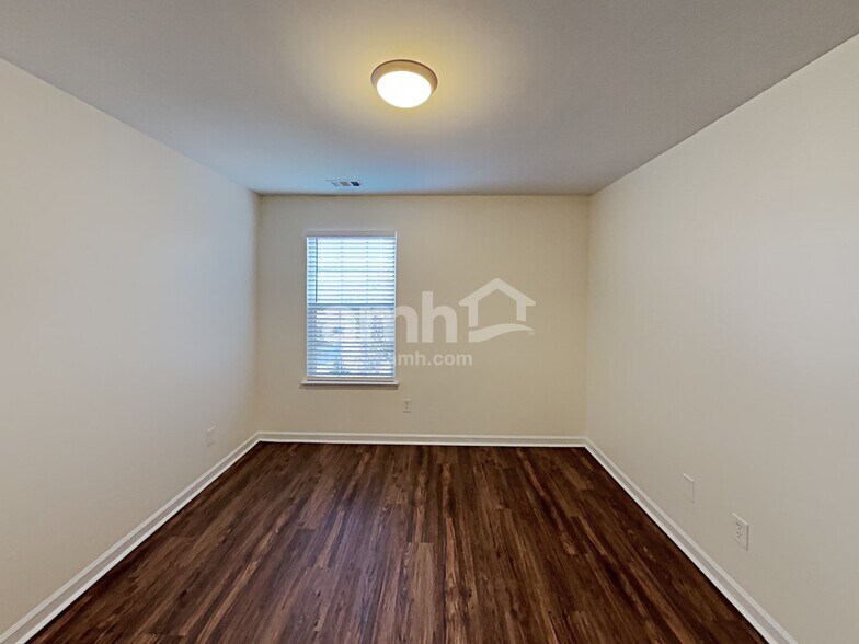 Building Photo - 413 Village Way
