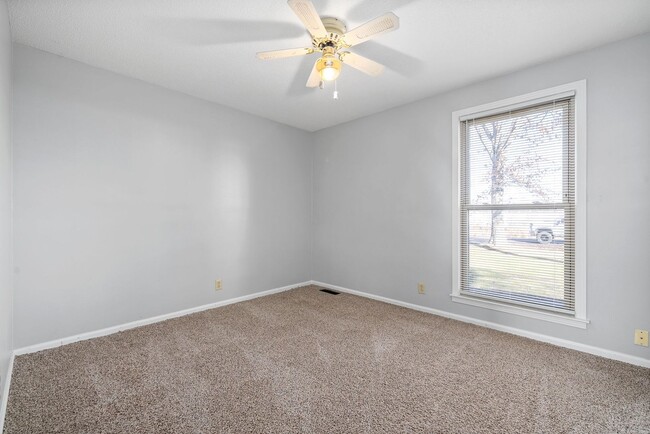 Building Photo - 233 Old Hopkinsville Hwy