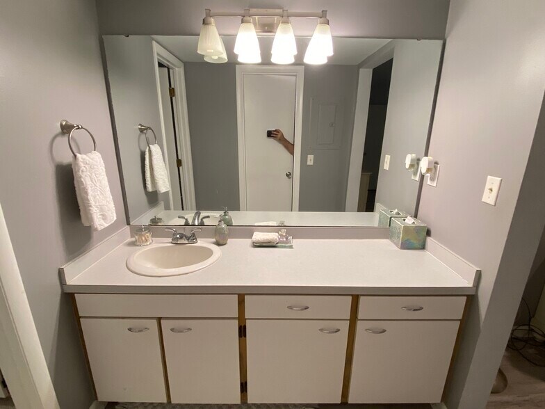 Building Photo - 1286 Clifden Grn