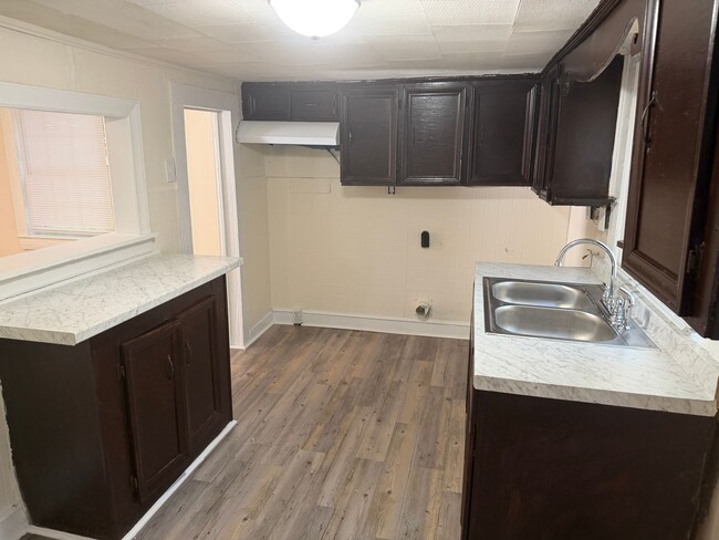 Building Photo - Adorable Two Bedroom Home!