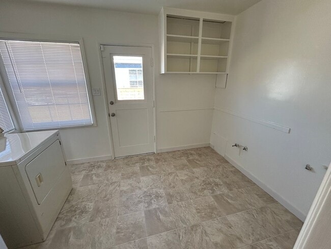 Building Photo - Lovely house for rent: 4 bed 1.75 bath in ...