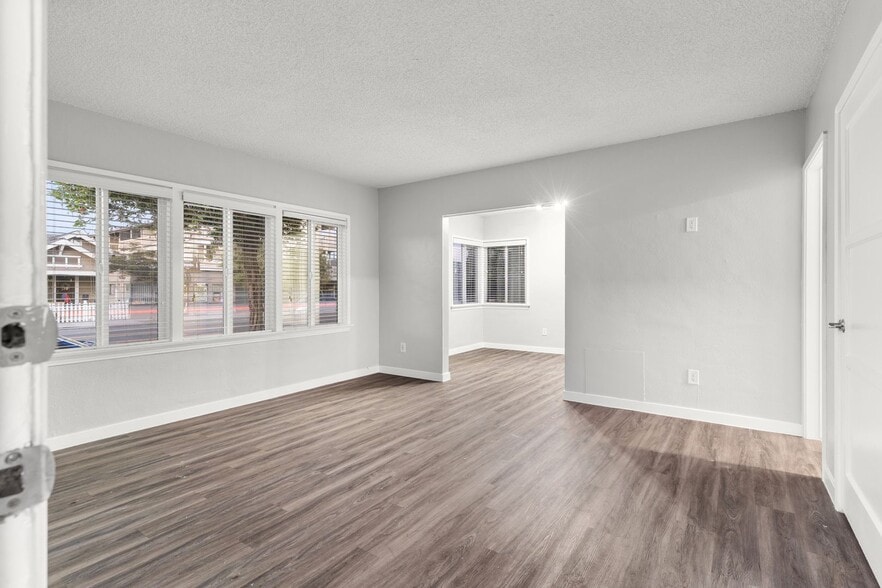 Building Photo - 1900 E 7th St