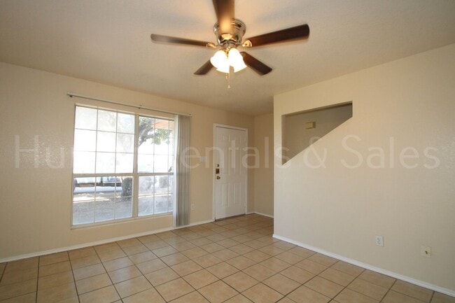 Building Photo - Three Bedroom Beauty!