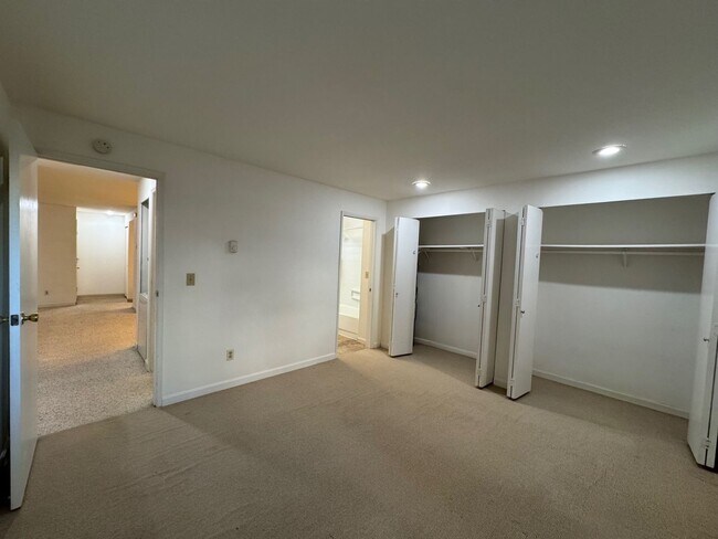 Building Photo - Cozy 2 Bed 1 Bath Condo, Wensley Court Fac...