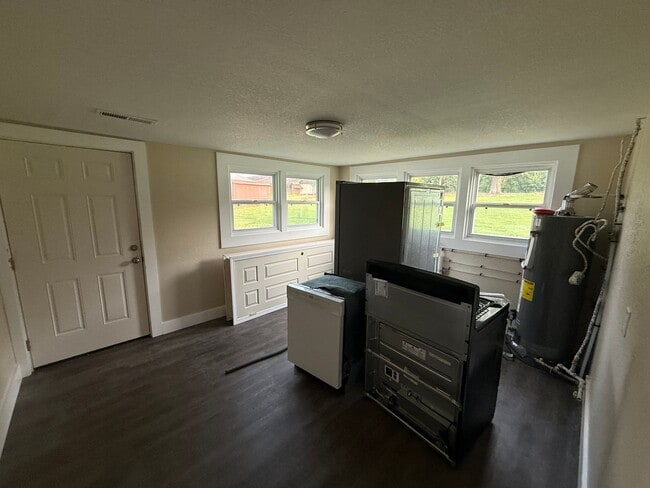 Building Photo - 2 Bed 1 Bath House with Office, Laundry Room and Garage