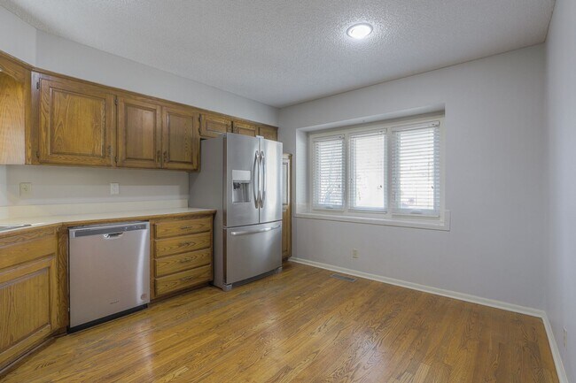 Building Photo - {11409} Updated Duplex in Fantastic Location + Two Car Garage + Main Level Master + Covered Deck