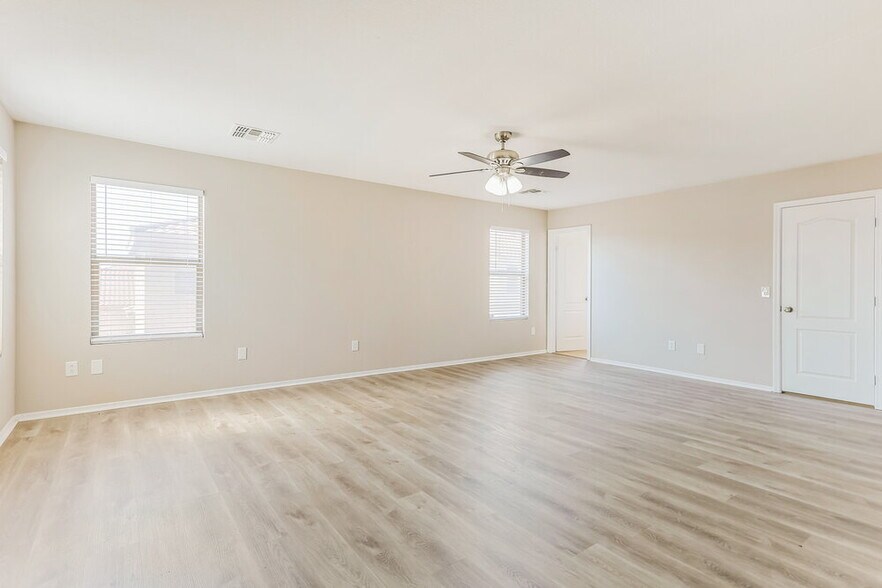 Building Photo - 2349 E Palm Beach Dr