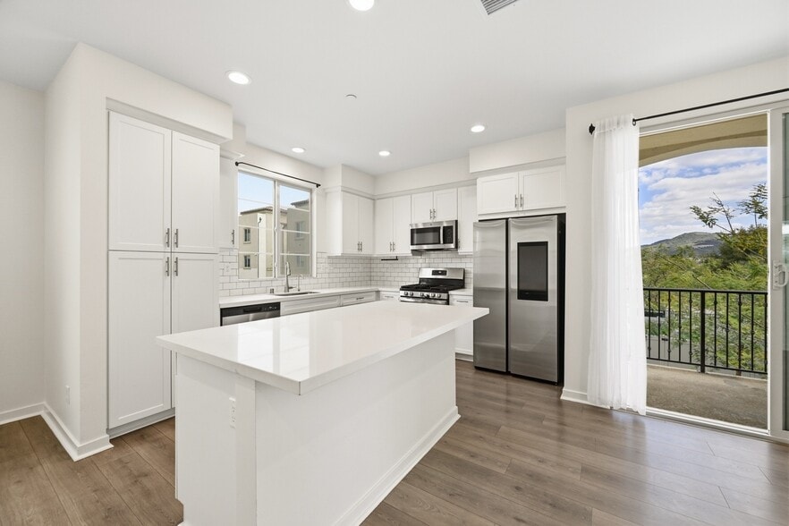 Open Kitchen - 429 Lake Shore Way