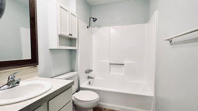 Building Photo - 8813 Pineridge Dr