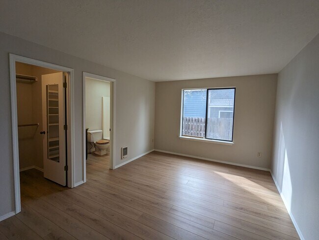 Building Photo - Charming 3x2 on Cul-de-sac with a double-car garage and fenced backyard near Hollinshead Park in ...