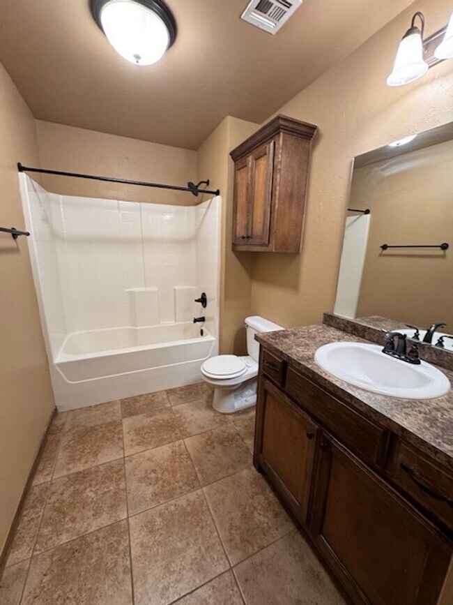 Building Photo - 3 bed 2 bath duplex in Chickasha