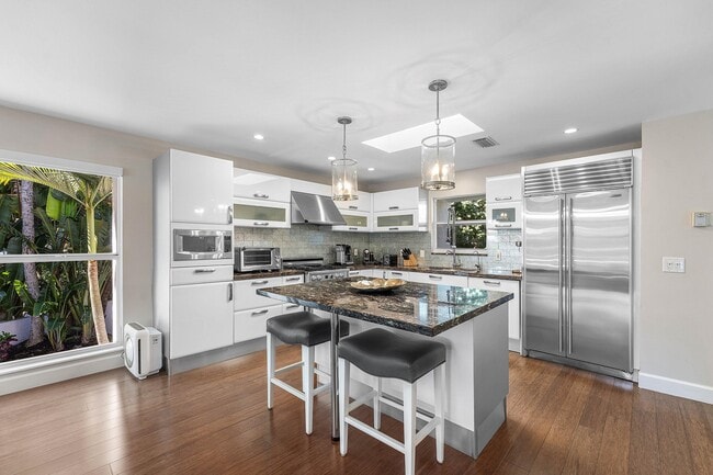 Building Photo - 811 Palm Trail