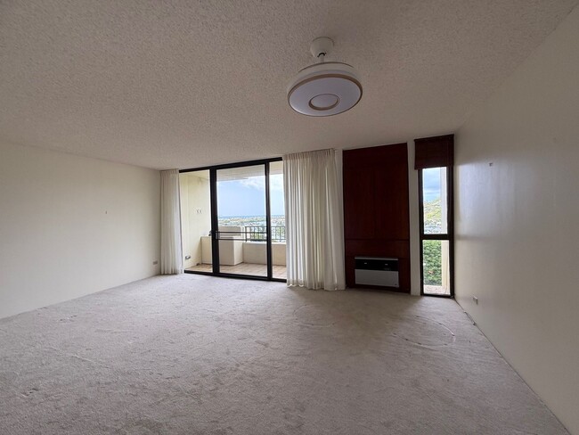 Building Photo - Spacious one bedroom, one bath with two pa...