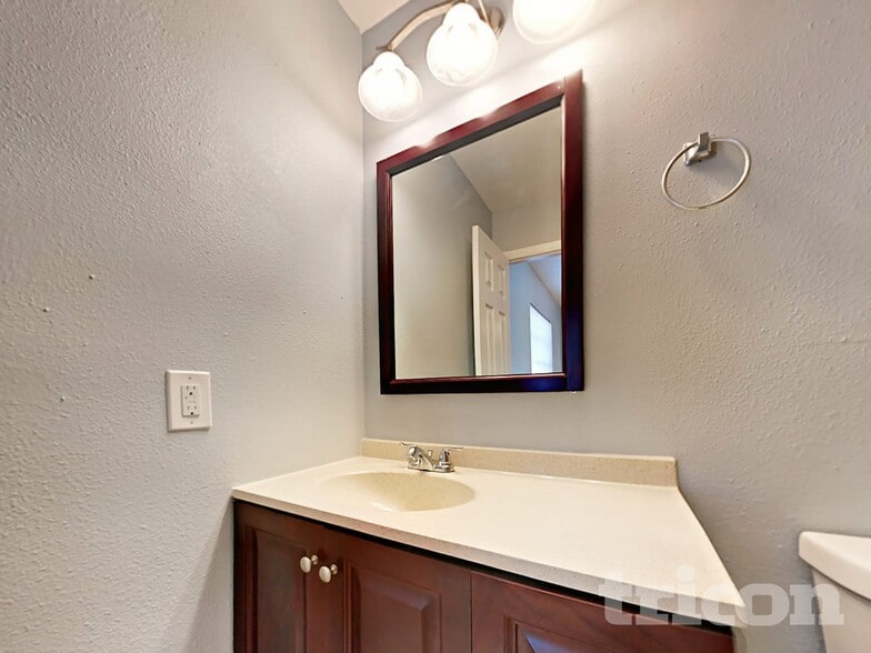 Building Photo - 910 Sunridge Point Dr