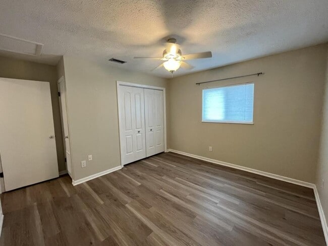 Building Photo - 6213 Sunset Ave