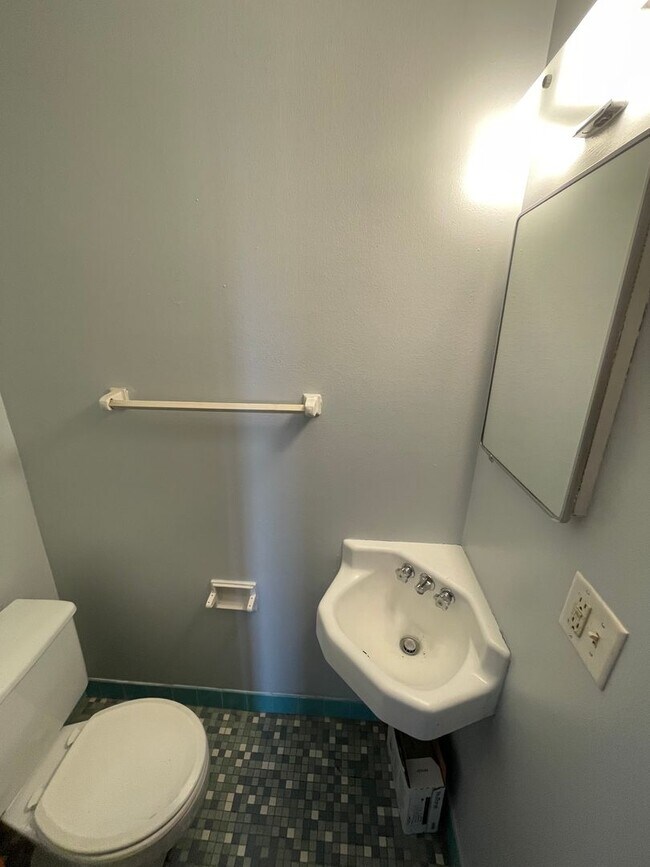 Building Photo - Large 3bed/1.5 bath unit!