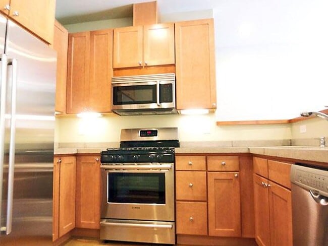 Building Photo - Monclair retreat, space and luxury in serene setting