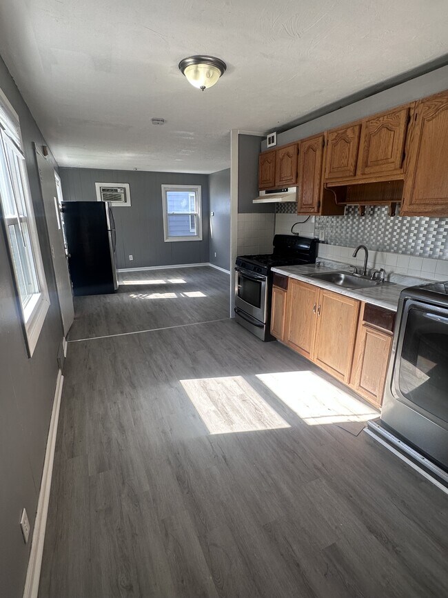 Building Photo - 16313 Clearview Ave