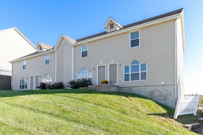 Building Photo - Renovated Spacious Townhomes