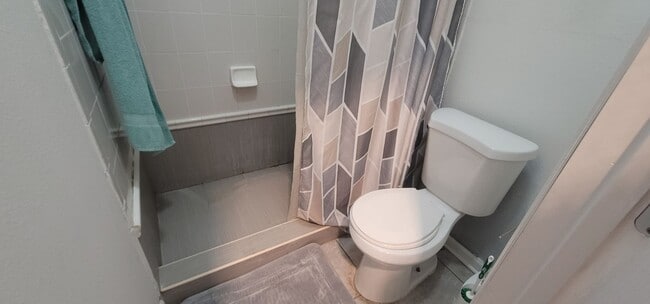 Building Photo - MODERN 3/2 w/ Garage, Fenced Yard, Washer/...