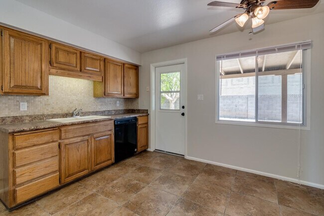 Building Photo - 137 E Riviera Dr