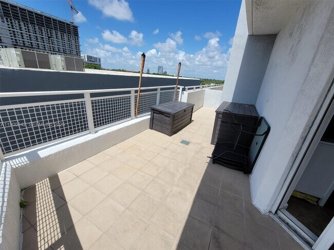 Building Photo - 2600 SW 27th Ave