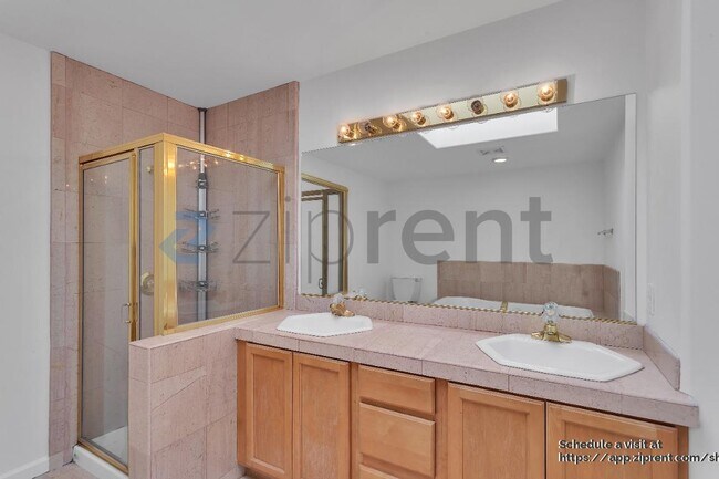 Building Photo - 609 Cambridge St