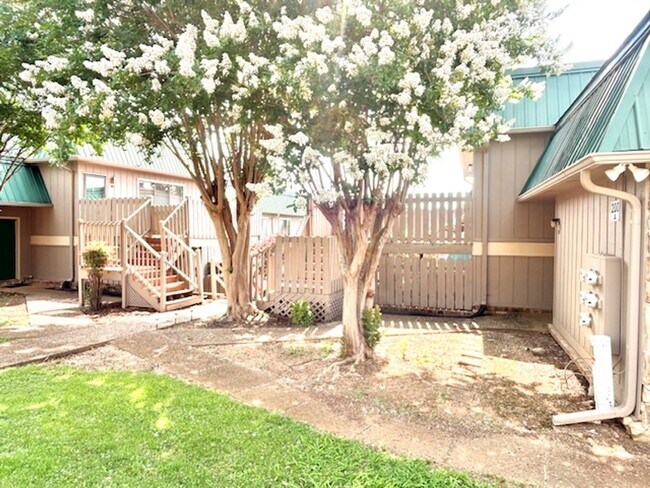 Building Photo - Great Value in convenient location!