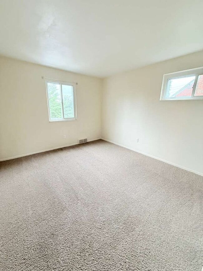 Building Photo - Beautiful UPDATED 3bd 2ba Home in Penn Hills!