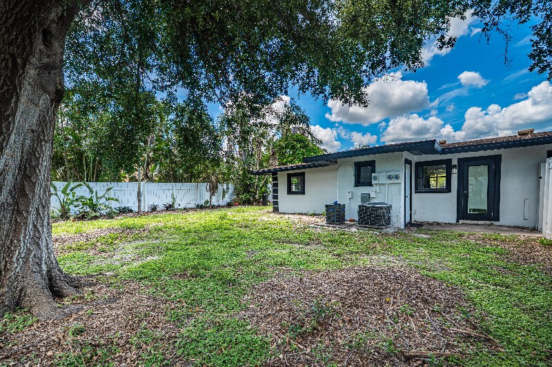 Building Photo - 1829 Towhee Ln