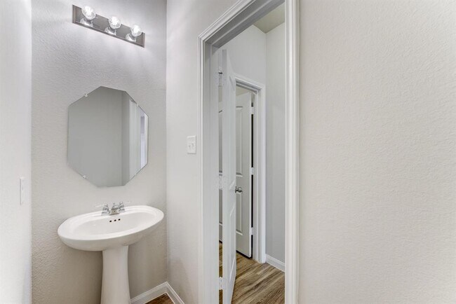 Building Photo - 5842 Adelaide River Dr