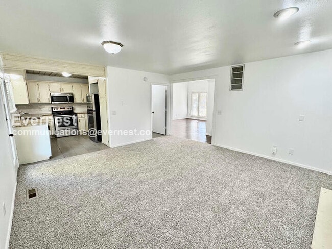 Building Photo - 3 Bed/1.5 Bath Home with Garage / Pet-Frie...