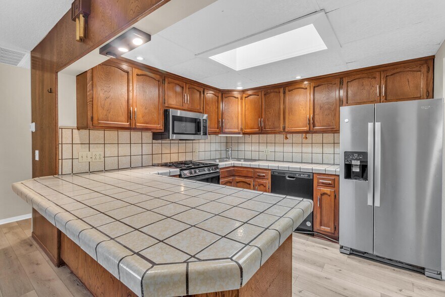 Full Kitchen - 3210 Geronimo Ave