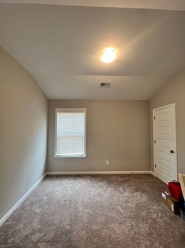 Building Photo - 3BR/2.5 BATH Townhome with Garage & Fenced...
