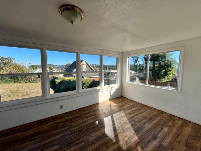 Building Photo - Spacious Coos Bay Home!! Lease Today!