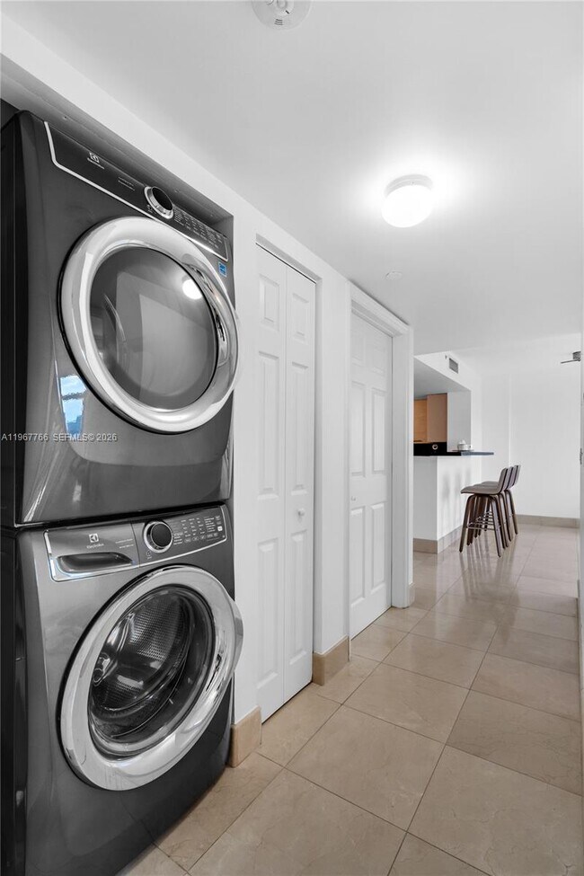 Building Photo - 3000 Coral Wy