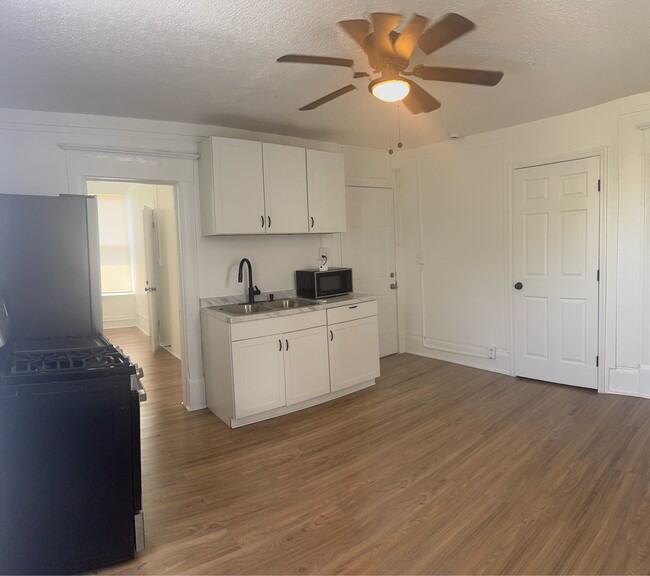 Building Photo - 135 E 17th St