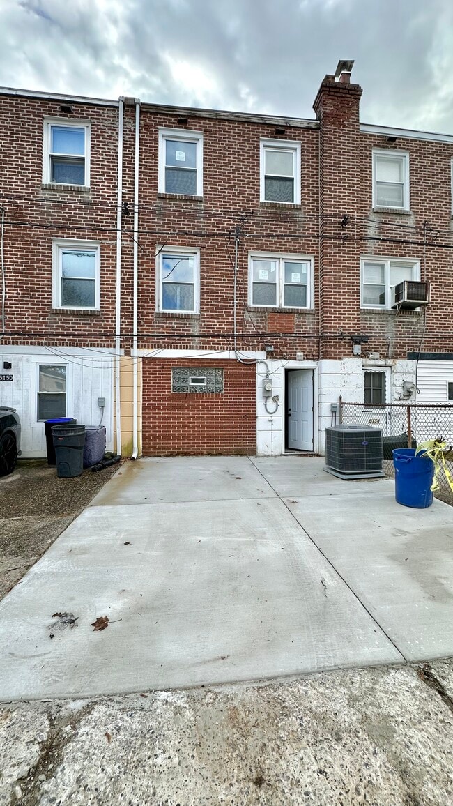 Building Photo - 5152 Crestwood Dr