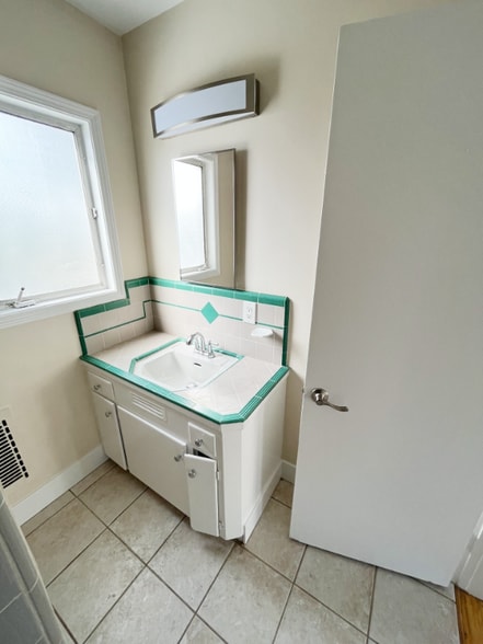 Building Photo - 250 Cliff Dr