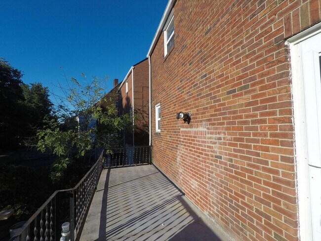 Building Photo - 3 Bedroom/ 1 Bathroom House for Rent in Brookline!