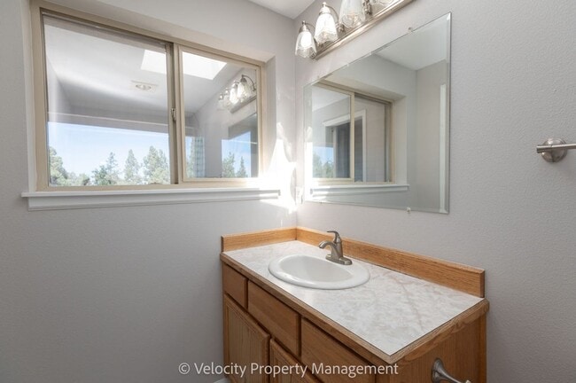 Building Photo - Beautiful Townhome with new paint, carpet ...