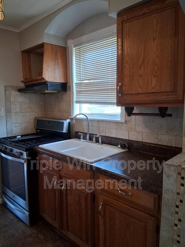 Building Photo - 313 Carthage Ave