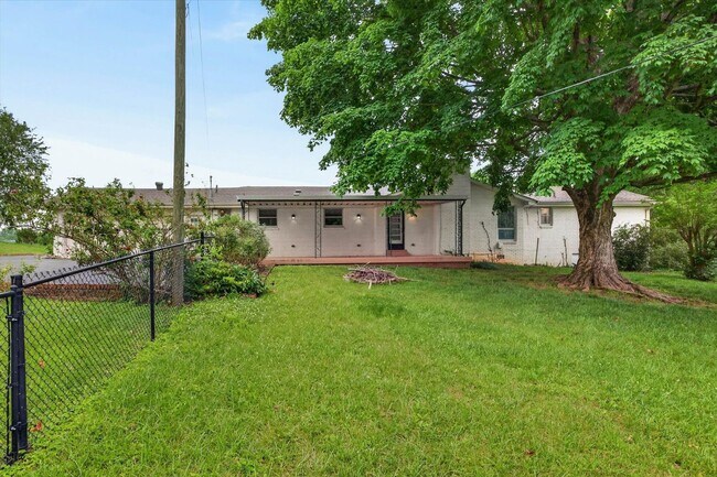 Building Photo - 3 Bedroom 3 Bath Home For Rent in Sango Area!