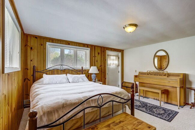Building Photo - Charming Bi-Level Home in Sunset Village -...