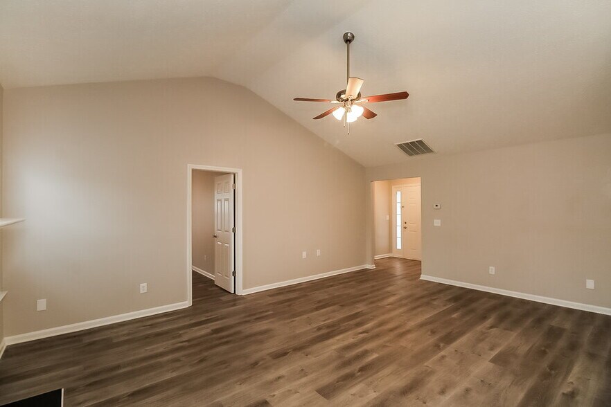 Building Photo - 1500 Logan Ln