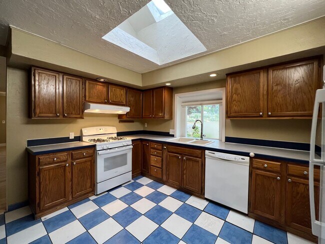 Building Photo - Outdoor Oasis: Charming 3 Bed 2 Bath House!