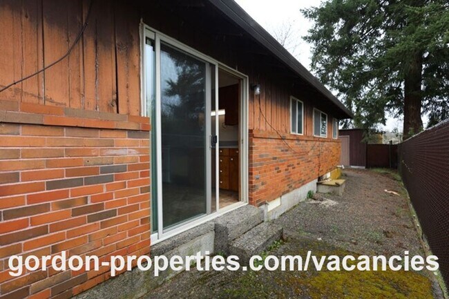 Building Photo - SE Cedar Ave - Single level 2 bedroom unit in duplex