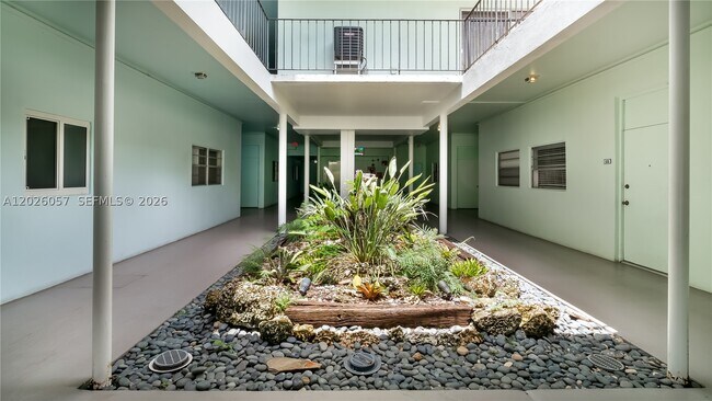 Building Photo - 2539 S Bayshore Dr