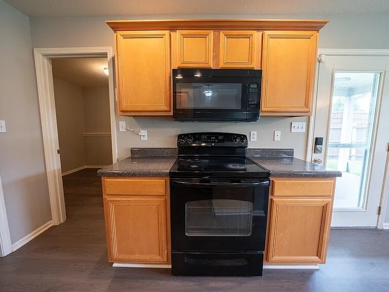 Building Photo - 211 Jackal Dr