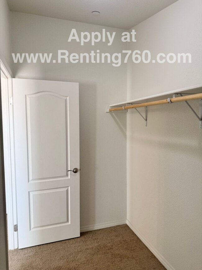 Building Photo - Huge 4 Bedroom Home!!